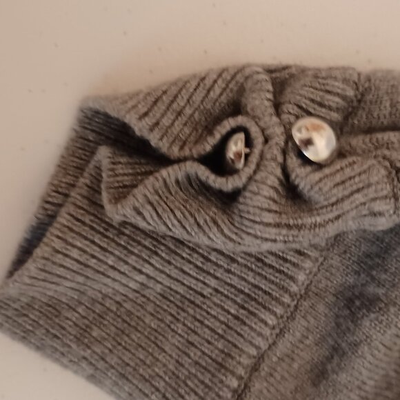 White House/Black Market Beautiful Rose Print Gray Top with some Glitter Size XS - Picture 8 of 11